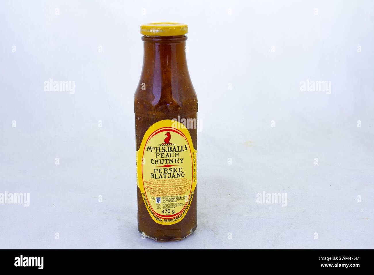 Johannesburg, Sud Africa - una bottiglia di chutney di pesche Mrs. HS Balls isolata su uno sfondo chiaro con spazio di copia in formato orizzontale Foto Stock