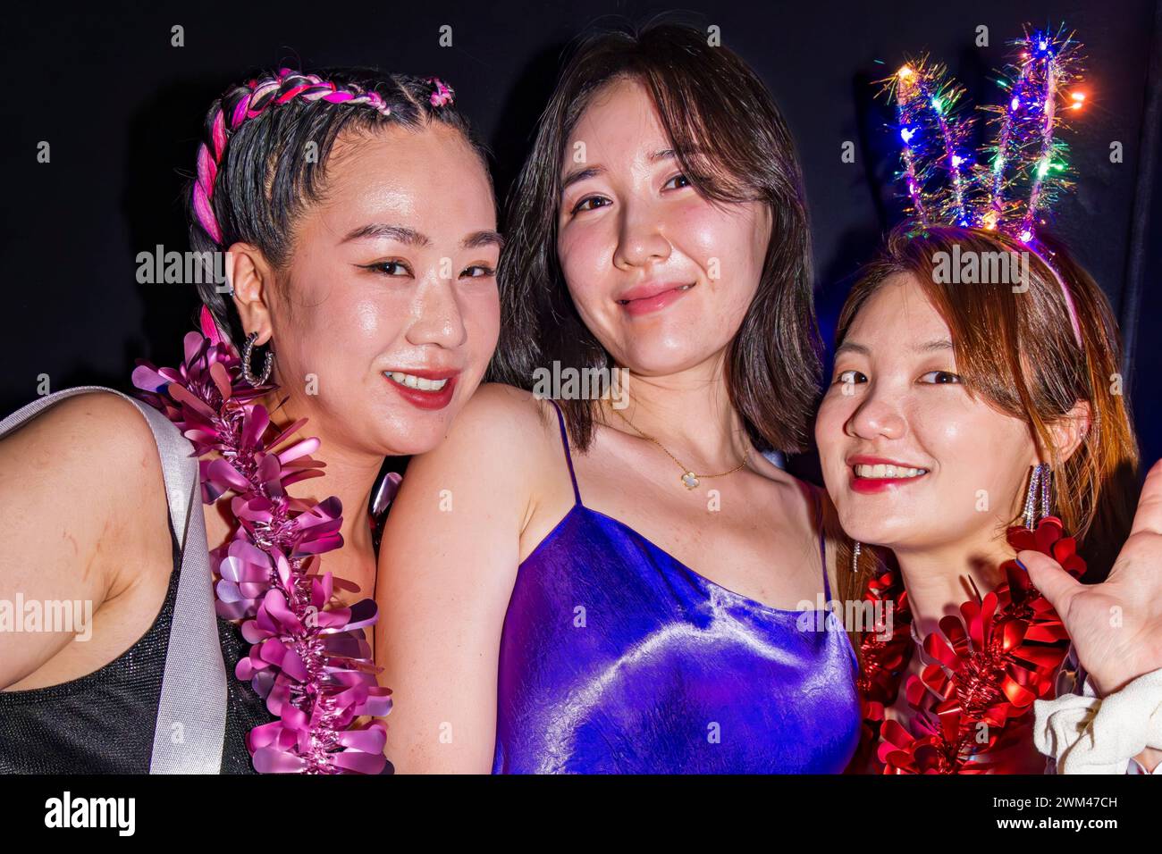 Ragazze asiatiche in posa insieme alla festa di Capodanno, Centara Hotel, Bangkok, Thailandia Foto Stock