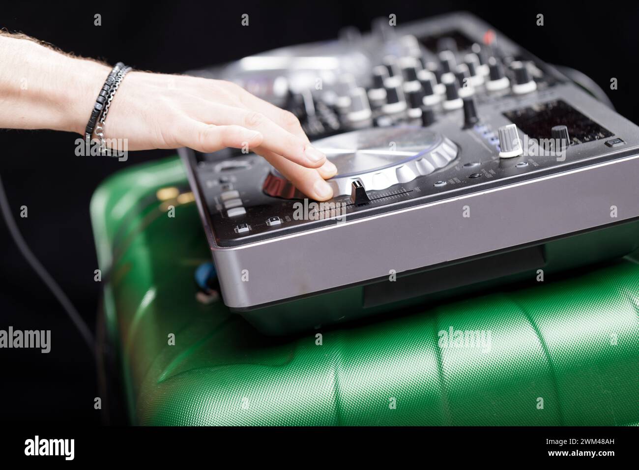 Le impostazioni del mixer vengono regolate da un DJ, per mostrare il dietro le quinte della creazione musicale Foto Stock