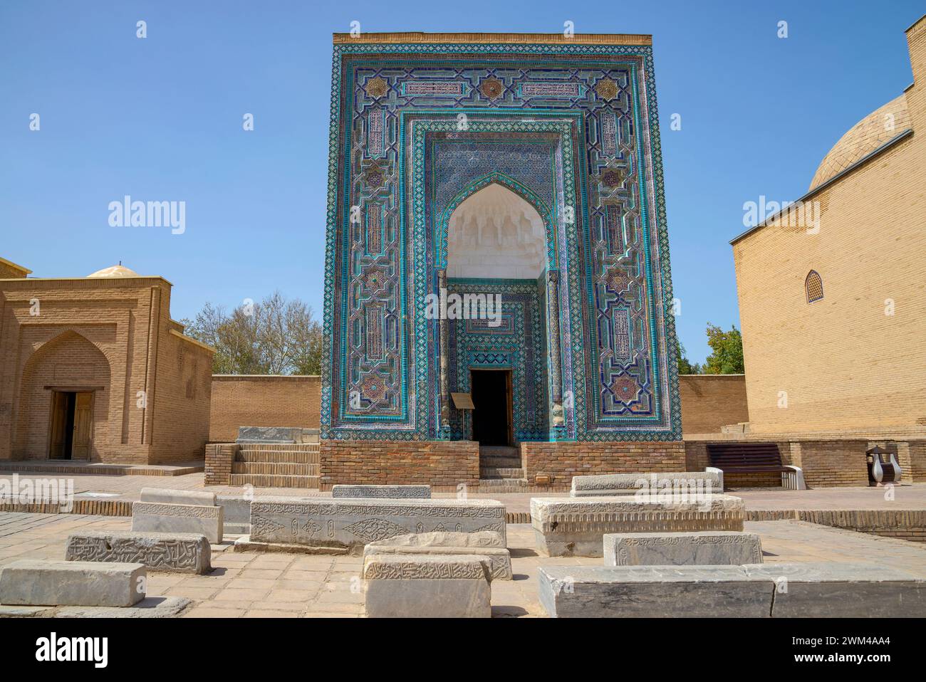 SAMARCANDA, UZBEKISTAN - 12 SETTEMBRE 2022: Portale del mausoleo medievale della dinastia timuride. Il complesso Shah-i-Zinda. Samarcanda, Uzbekistan Foto Stock