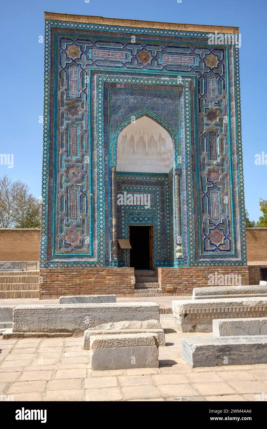 SAMARCANDA, UZBEKISTAN - 12 SETTEMBRE 2022: L'antico mausoleo della dinastia timuride. Complesso Shahi-Zinda. Samarcanda Foto Stock
