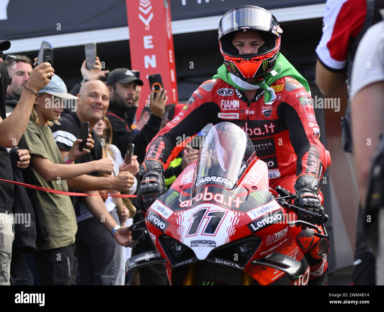 MELBOURNE, AUSTRALIA. 24 febbraio 2024. Nicolo Bulega(11) dell'Italia in sella alla Ducati Panigale V4R per Aruba.IT Racing - Ducati conquista la vittoria in gara 1, Bulega si vede qui in sella al Parc Ferme al round di apertura del Campionato Mondiale Superbike 2024 sul circuito di Phillip Island. Accreditare Karl Phillipson/Alamy Live News Foto Stock