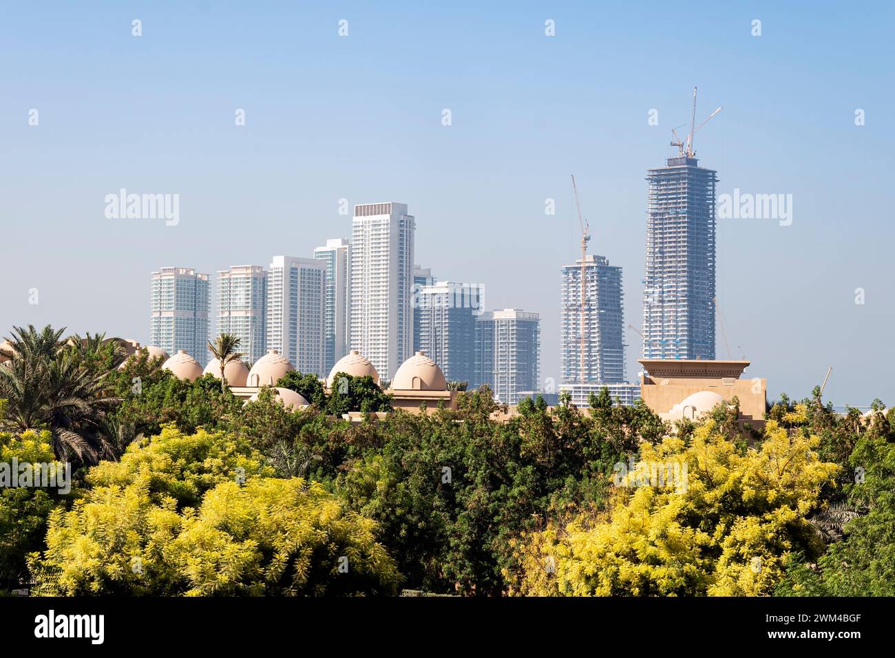 Grattacieli di Dubai. Edificio di Dubai. Costruzione di grattacieli. Città futuristica. Moderno sviluppo cittadino. Costruzione a Dubai. Foto Stock