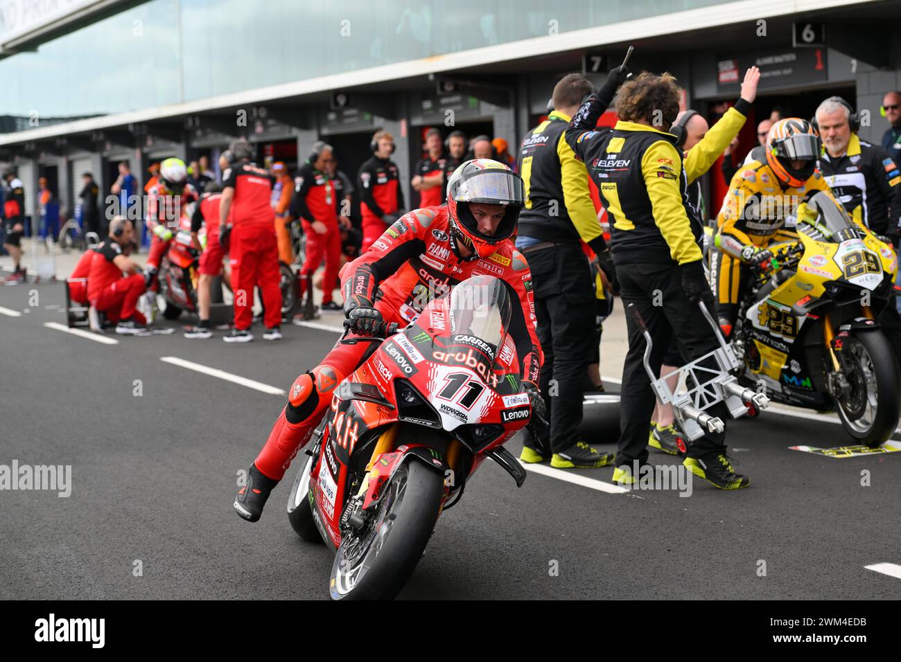 MELBOURNE, AUSTRALIA. 24 febbraio 2024. Nicolo Bulega(11) dell'Italia in sella alla Ducati Panigale V4R per Aruba.IT Racing - Ducati lascia i box dopo aver cambiato gomme durante un pit stop obbligatorio a causa di una pista appena riemersa in gara 1 del Campionato Mondiale Superbike 2024, gara di apertura sul circuito di Phillip Island. Accreditare Karl Phillipson/Alamy Live News Foto Stock