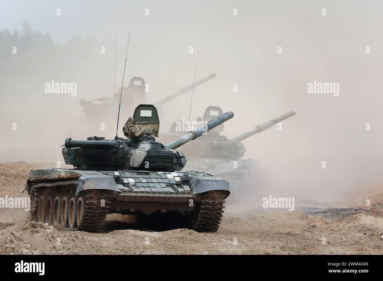 Il potente carro armato per veicoli da combattimento si muove lungo la gamma durante l'allenamento Foto Stock