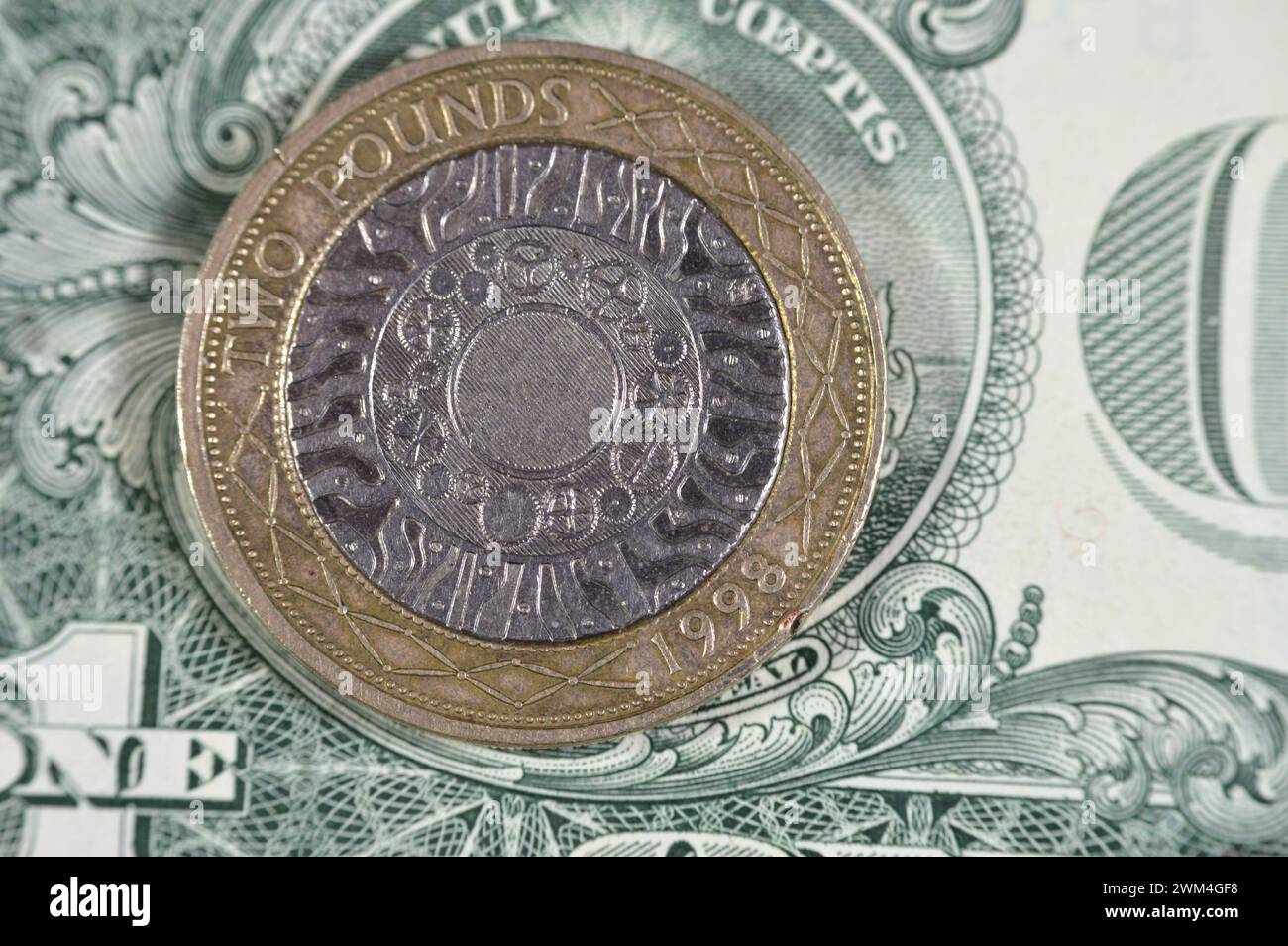 Dollari americani e due sterline inglesi con la regina Elisabetta II sul dritto e quattro cerchi concentrici per l'età del ferro, Industrial Revo Foto Stock