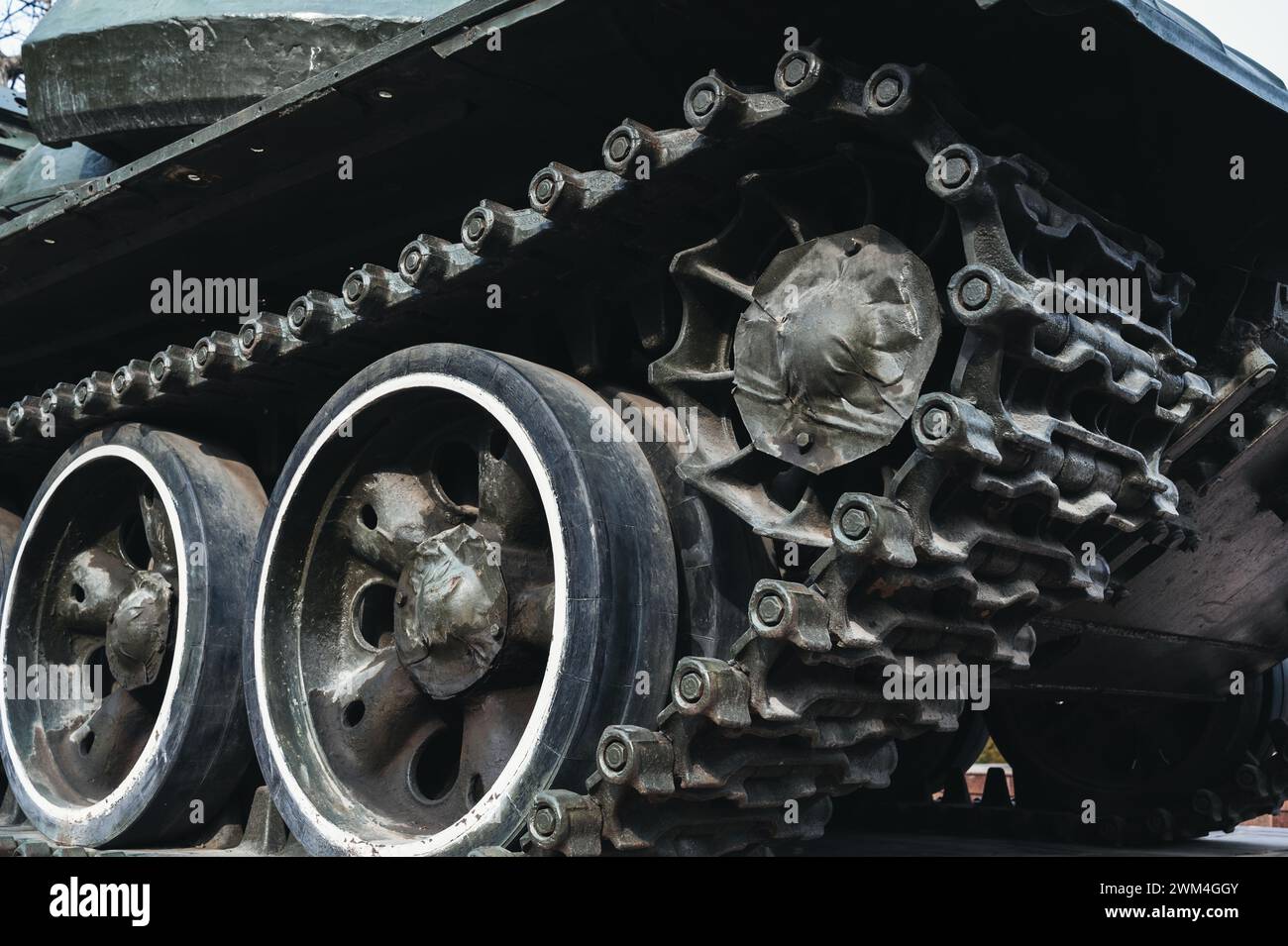 Traccia metallica di un vecchio carro armato militare sovietico in primo piano Foto Stock