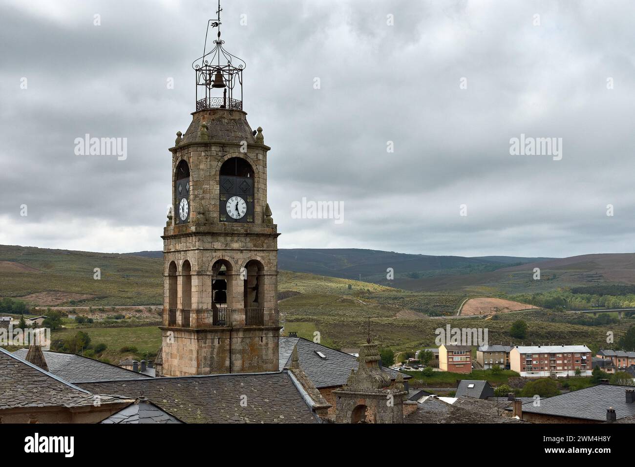 Campanile della Chiesa di Santa Maria de Azogue con orologio e campana a Puebla de Sanabria, Zamora, Castilla y Leon, Spagna. Foto Stock