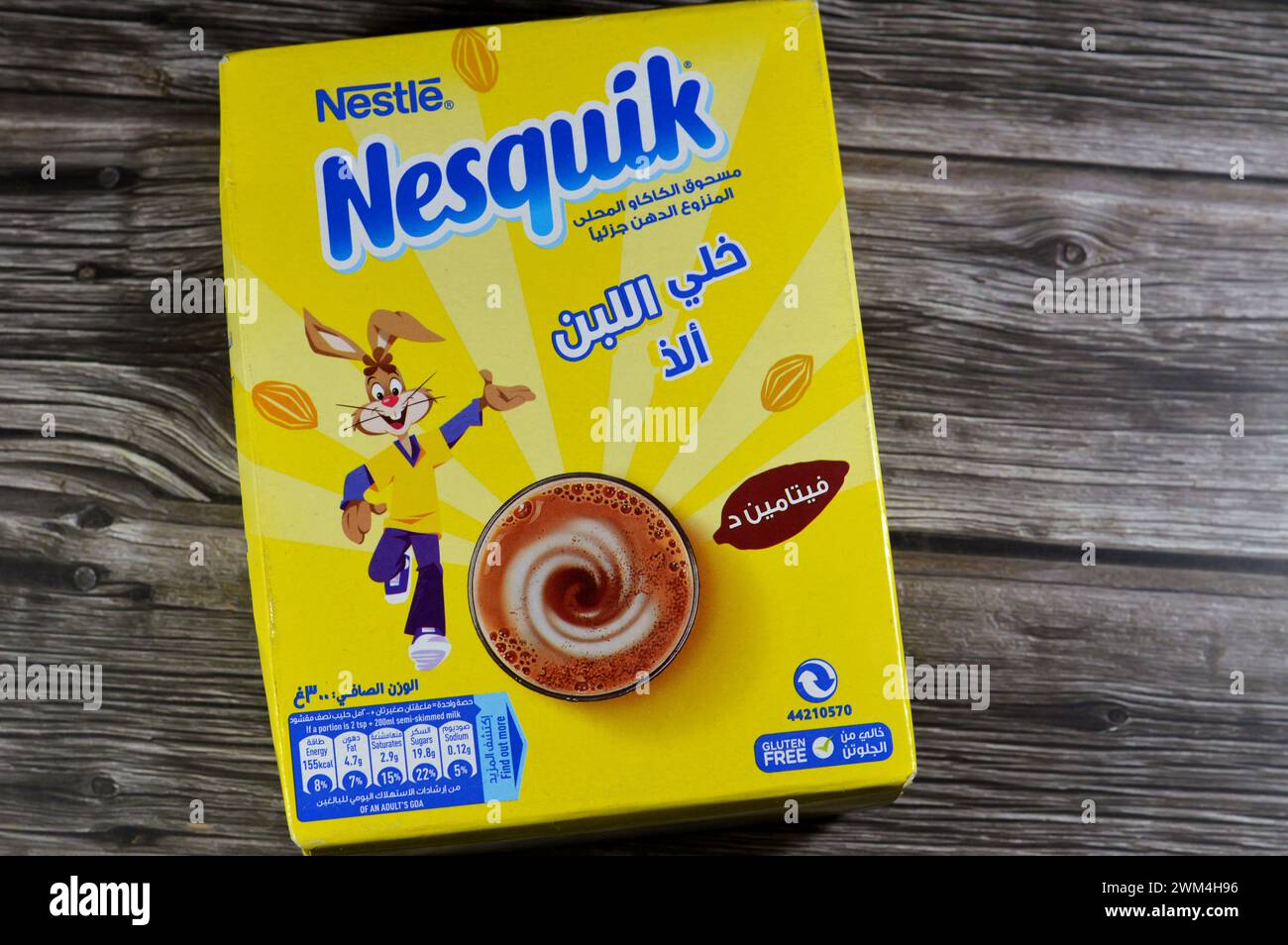 Cairo, Egitto, 21 febbraio 2024: Nestle Nesquik, un marchio di prodotti alimentari prodotto dalla società svizzera Nestlé, un mix di bevande per il latte al cioccolato chiamato Foto Stock