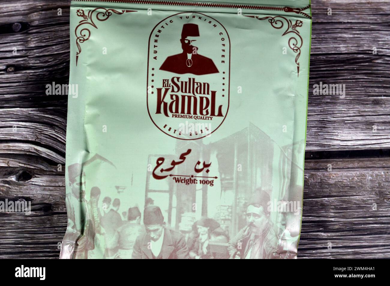 Cairo, Egitto, 16 febbraio 2024: El Sultan Kamel autentico caffè turco con cardamomo, caffè macinato della pianta di Coffea e fonte di caffè. IT Foto Stock