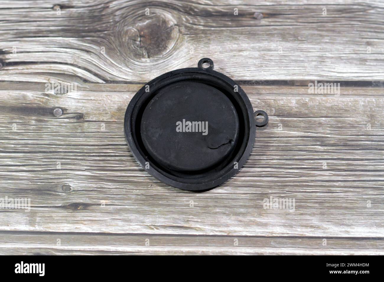 Un cuscinetto in gomma del diaframma della pressione dell'acqua del riscaldatore del gas danneggiato, valvola del sollevatore del gas rotta membrana timpanica, manutenzione di elettrodomestici, fissaggio e. Foto Stock