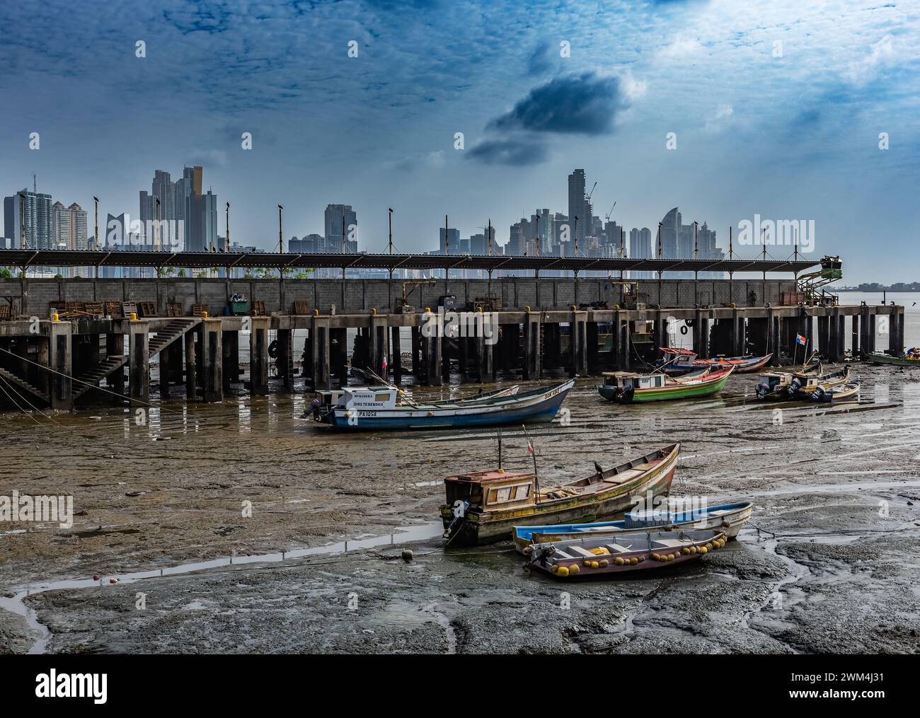 Il porto e lo skyline di Panama City Foto Stock