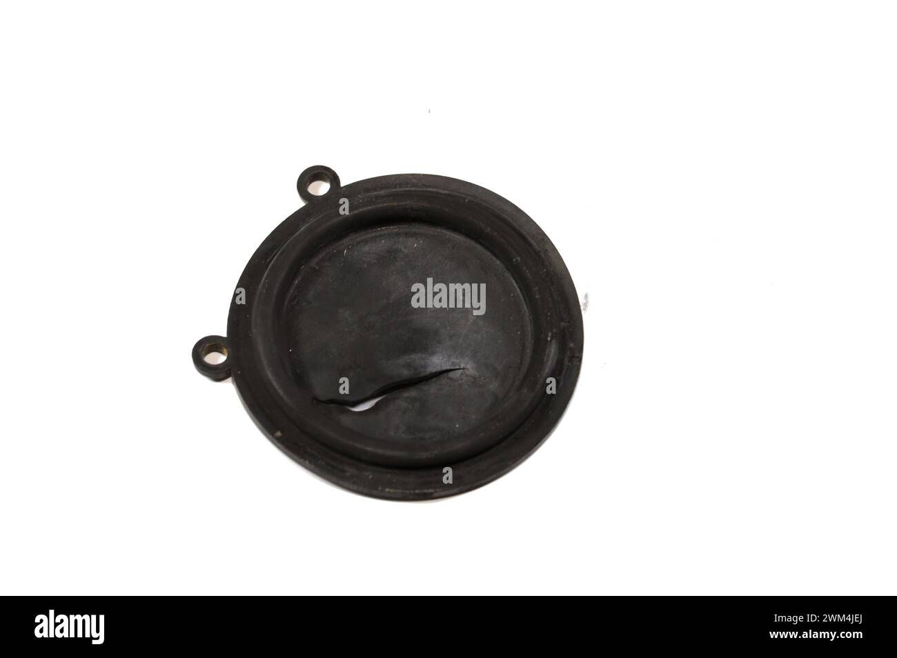 Un cuscinetto in gomma del diaframma della pressione dell'acqua del riscaldatore del gas danneggiato, valvola del sollevatore del gas rotta membrana timpanica, manutenzione di elettrodomestici, fissaggio e. Foto Stock