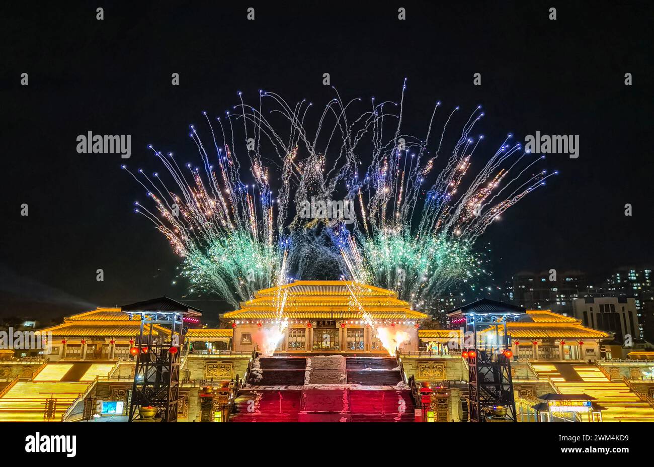 Linyi, Cina. 24 febbraio 2024. Uno spettacolo di fuochi d'artificio su larga scala si terrà presso il punto panoramico dell'antica città di Tanguo a Linyi, provincia di Shandong, Cina, la sera del 23 febbraio 2024. (Foto di Costfoto/NurPhoto) credito: NurPhoto SRL/Alamy Live News Foto Stock