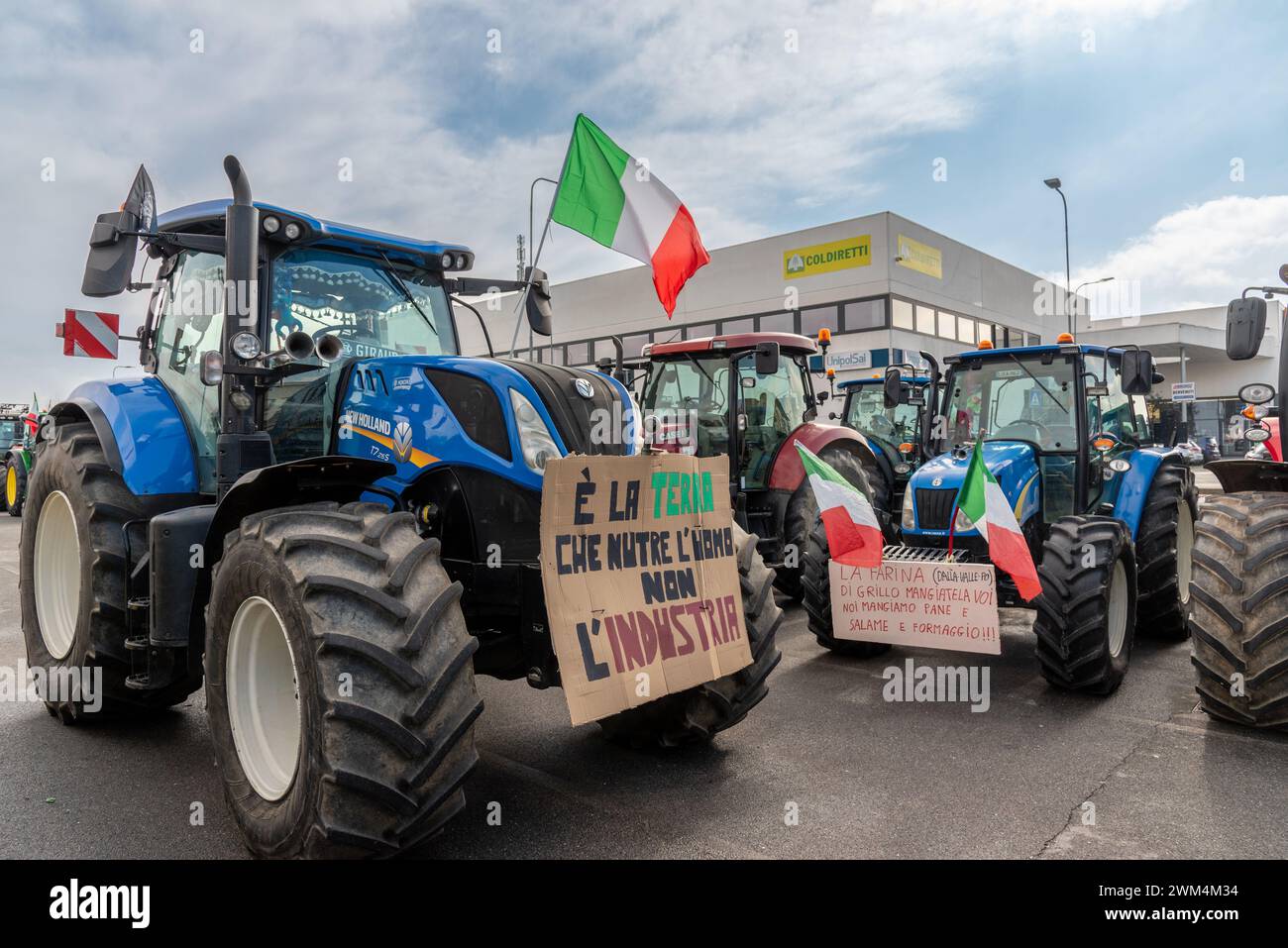 Fossano, Cuneo, Italia - 23 febbraio 2024: Gli agricoltori protestano con i trattori per sfidare le severe normative "verdi" imposte dall'Unione europea. Tra Foto Stock