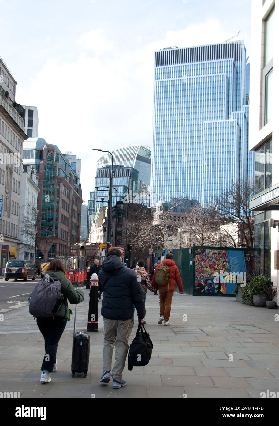 Stili architettonici misti, Aldgate High Street, Aldgate. Città di Londra, Londra, Regno Unito. Alti e moderni edifici con vecchi blocchi di appartamenti. Foto Stock