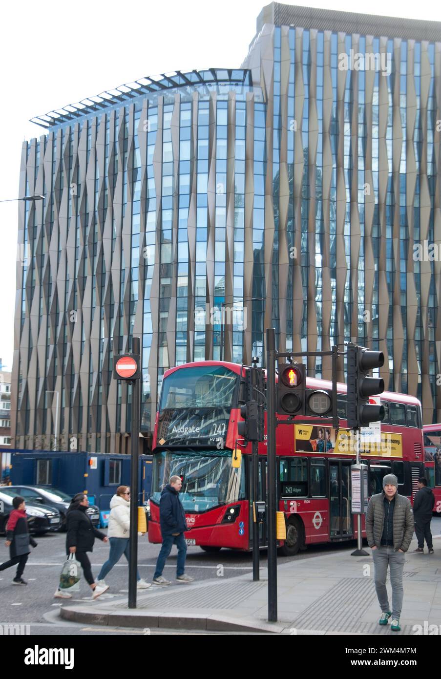 Street-view, Aldgate High Street, Aldgate, City of London, Londra, Regno Unito - autobus, pedoni; moderni edifici alti Foto Stock