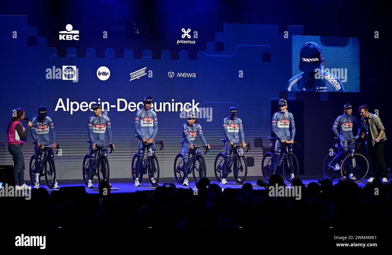 Gent, Belgio. 24 febbraio 2024. Alpecin-Deceuninck riders nella foto al via della 79a edizione della gara ciclistica di un giorno maschile Omloop Het Nieuwsblad (UCI World Tour), 202km da Gent a Ninove, sabato 24 febbraio 2024. BELGA FOTO DIRK WAEM credito: Belga News Agency/Alamy Live News Foto Stock