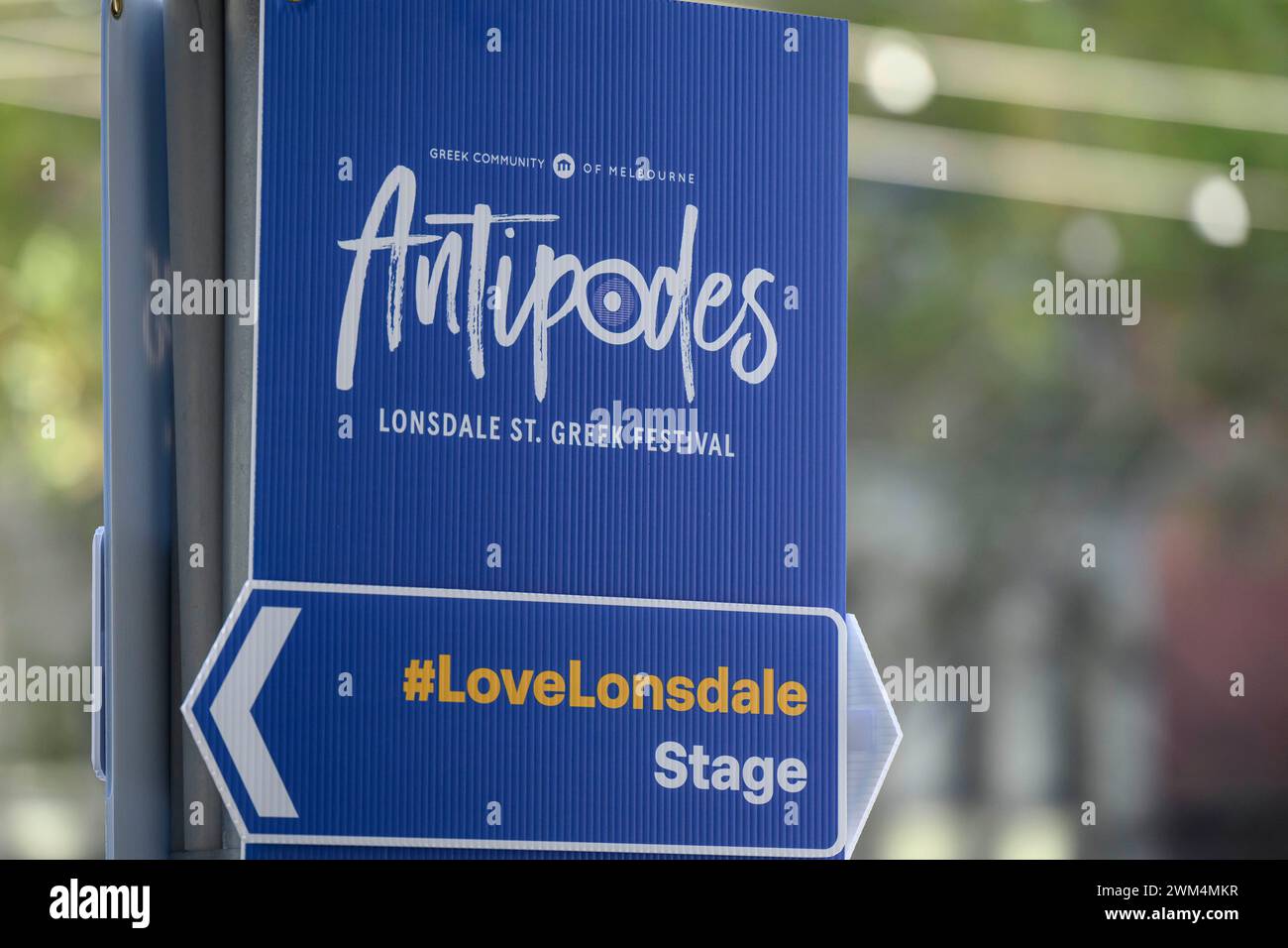 Melbourne, Australia. 24 febbraio 2024. Un cartello del festival Antipodes visto sulla strada. L'Antipodes Festival di Melbourne è la più grande celebrazione della cultura greca in Australia. Il festival di due giorni offre esposizioni culturali, danze tradizionali greche, spettacoli di musica dal vivo e autentica cucina greca di venditori locali. Credito: SOPA Images Limited/Alamy Live News Foto Stock