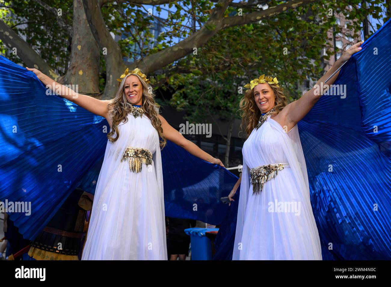 Melbourne, Australia. 24 febbraio 2024. Donne viste vestite da dee greche. L'Antipodes Festival di Melbourne è la più grande celebrazione della cultura greca in Australia. Il festival di due giorni offre esposizioni culturali, danze tradizionali greche, spettacoli di musica dal vivo e autentica cucina greca di venditori locali. (Foto di George Chan/SOPA Images/Sipa USA) credito: SIPA USA/Alamy Live News Foto Stock