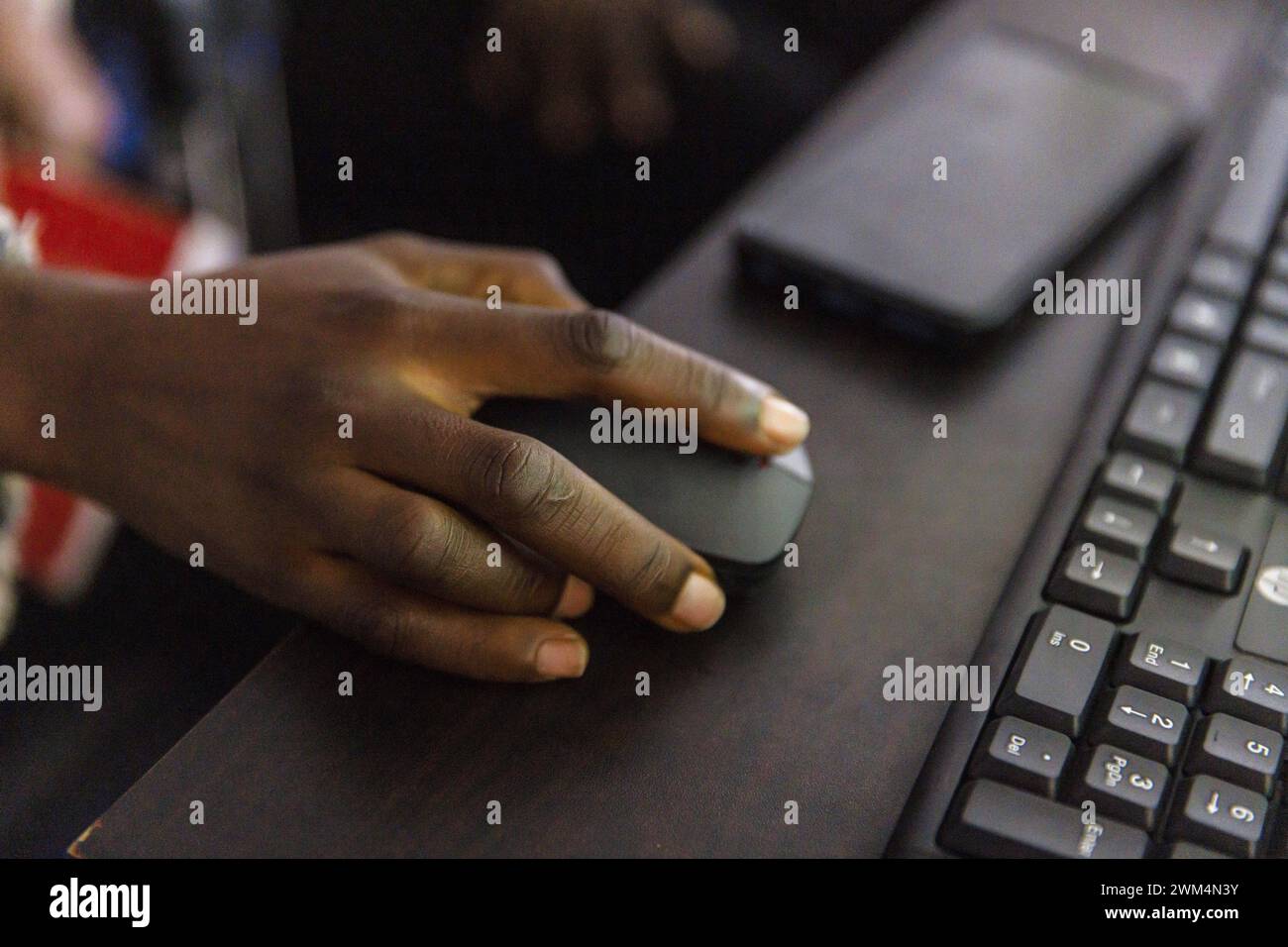 Computer Maus, Jos, 06.02.2024. Jos Nigeria *** mano di mouse per computer, Jos, 06 02 2024 Jos Nigeria Copyright: XUtexGrabowsky/PhotothekMe Foto Stock