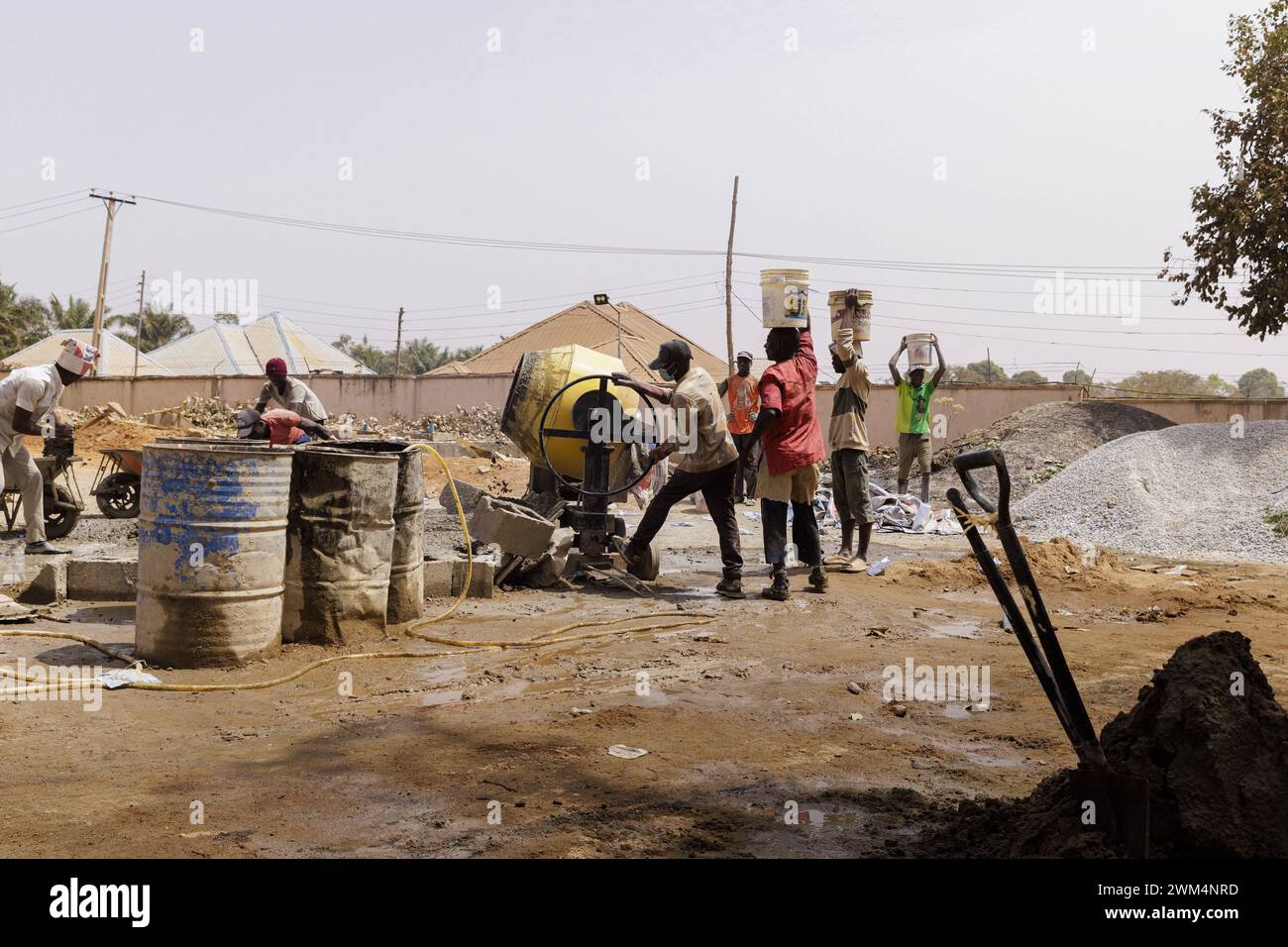 Junge Maenner arbeitetn auf einer Baustelle in Nigeria, 06.02.2024. Gwantu Nigeria *** giovani uomini che lavorano in un cantiere in Nigeria, 06 02 2024 Foto Stock