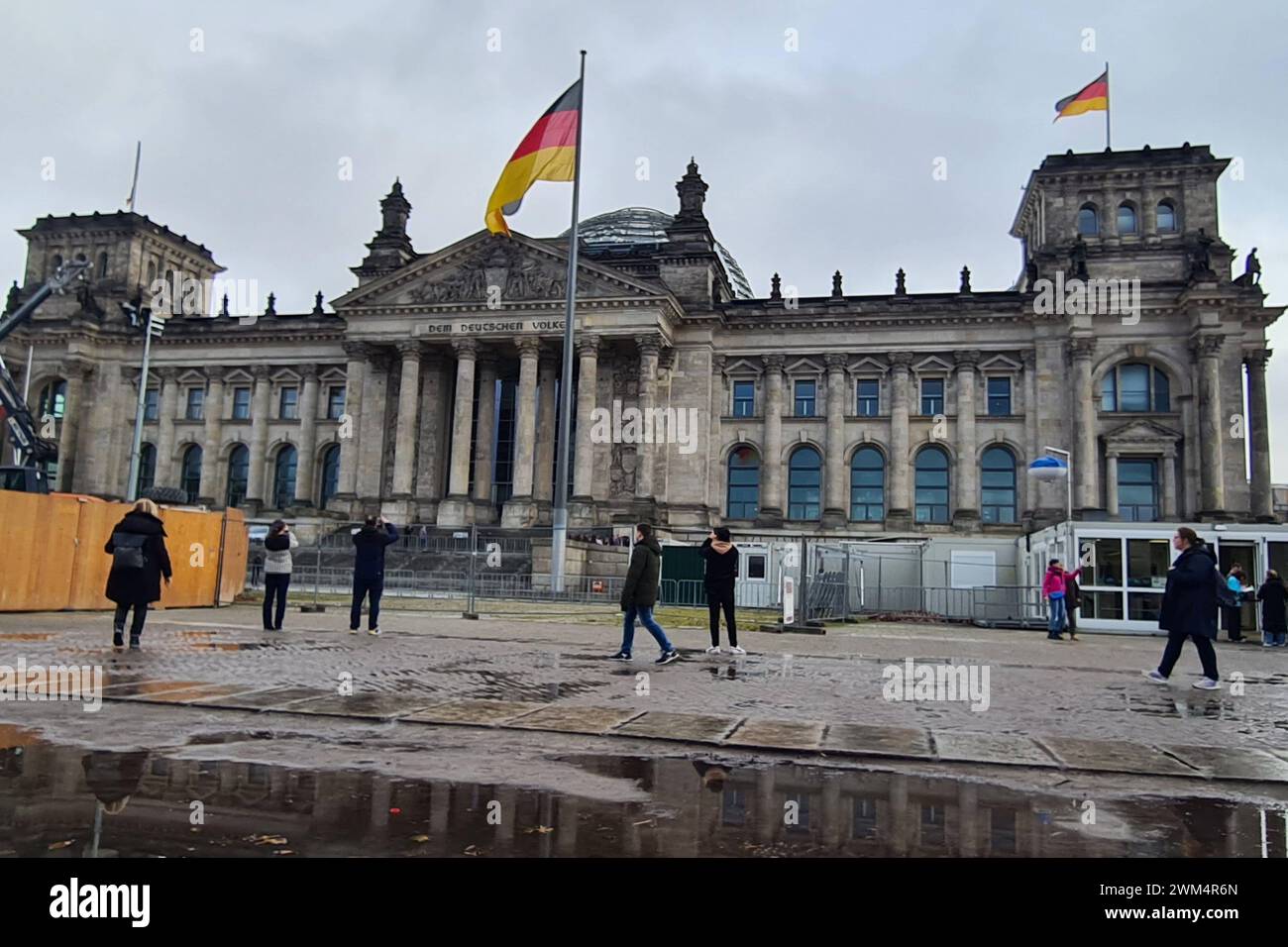 Berlin Themenfoto: Stadt, Deutschland, Berlin, 23.02.2024 Der Reichstag a Berlino, Sitz des deutschen Bundestages, mit seiner spektakulären Glaskuppel als Baustelle Themenfoto: Stadt, Deutschland, Berlino, 23.02.2024 *** Berlino foto a tema città, Germania, Berlino, 23 02 2024 il Reichstag di Berlino, sede del Bundestag tedesco, con la sua spettacolare cupola di vetro come cantiere foto a tema città, Germania, Berlino, 23 02 2024 Copyright: xAugstx/xEibner-Pressefotox EP jat Foto Stock