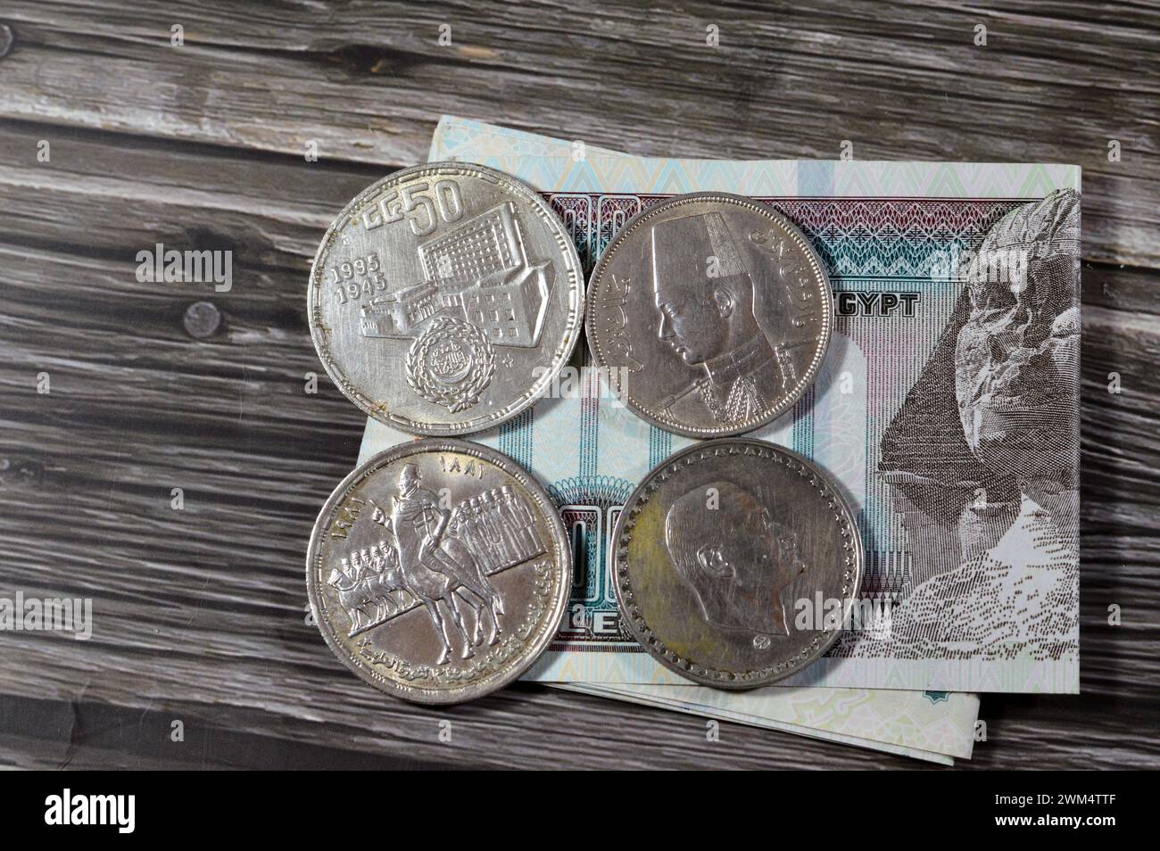 Banconota egiziana con monete d'argento egiziane della rivoluzione Orabi, il presidente Gamal Abdel Nasser, il re Farouk i e il giubileo d'oro della Lega araba, Foto Stock