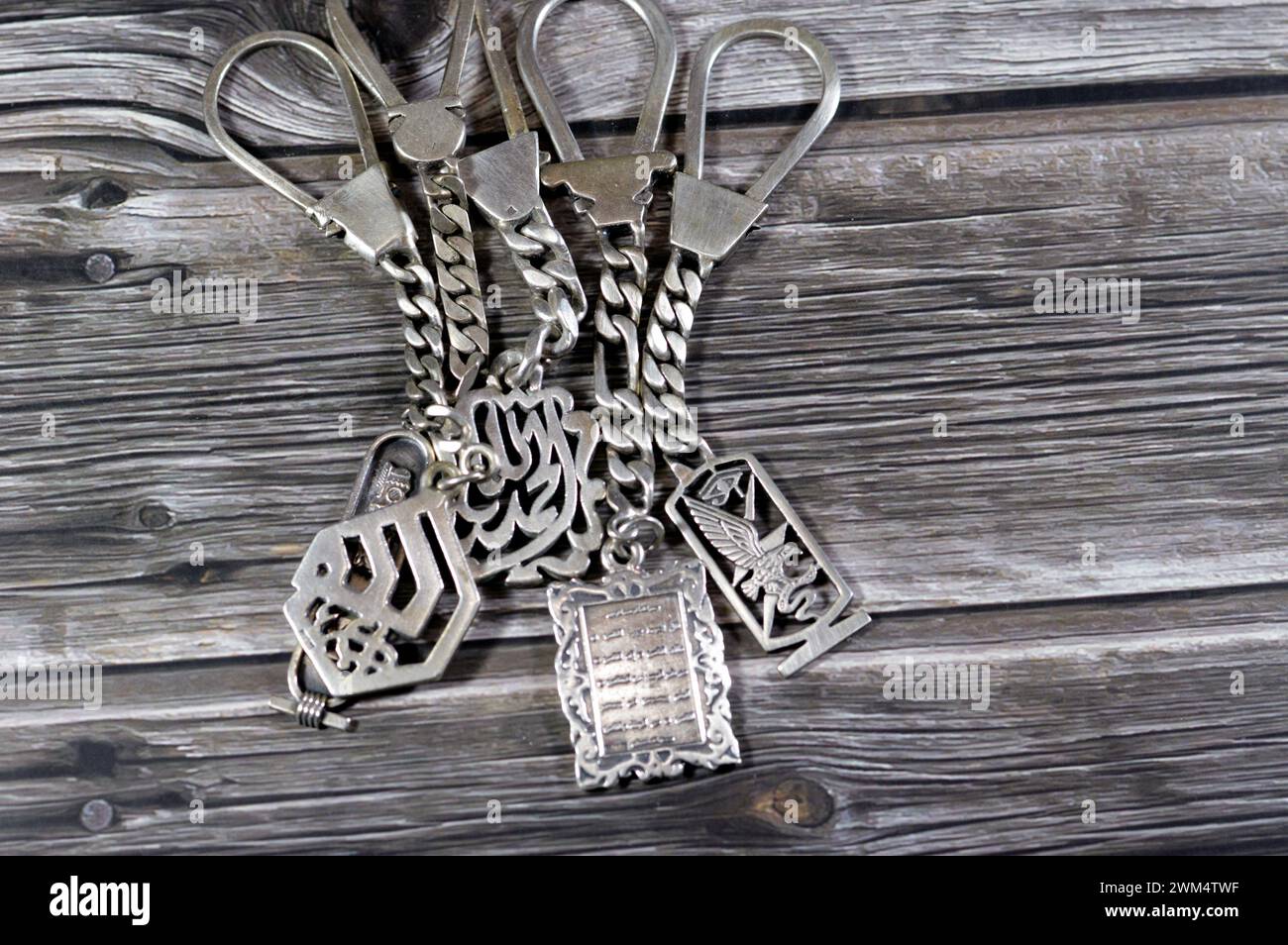 Traduzione dell'arabo (Allah, grazie a Dio, versi del Corano), medaglie d'argento, medaglie islamiche con il Corano, medaglie di Allah e simboli faraonici, argento prezioso m Foto Stock