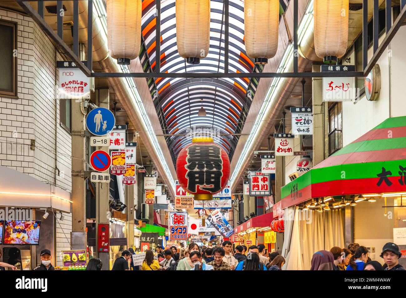 8 ottobre 2023: Il mercato di Kuromon, un mercato pubblico coperto si estende per circa 600 metri parallelamente a via Sakaisujidori nell'area di Minami di Osaka, Jap Foto Stock