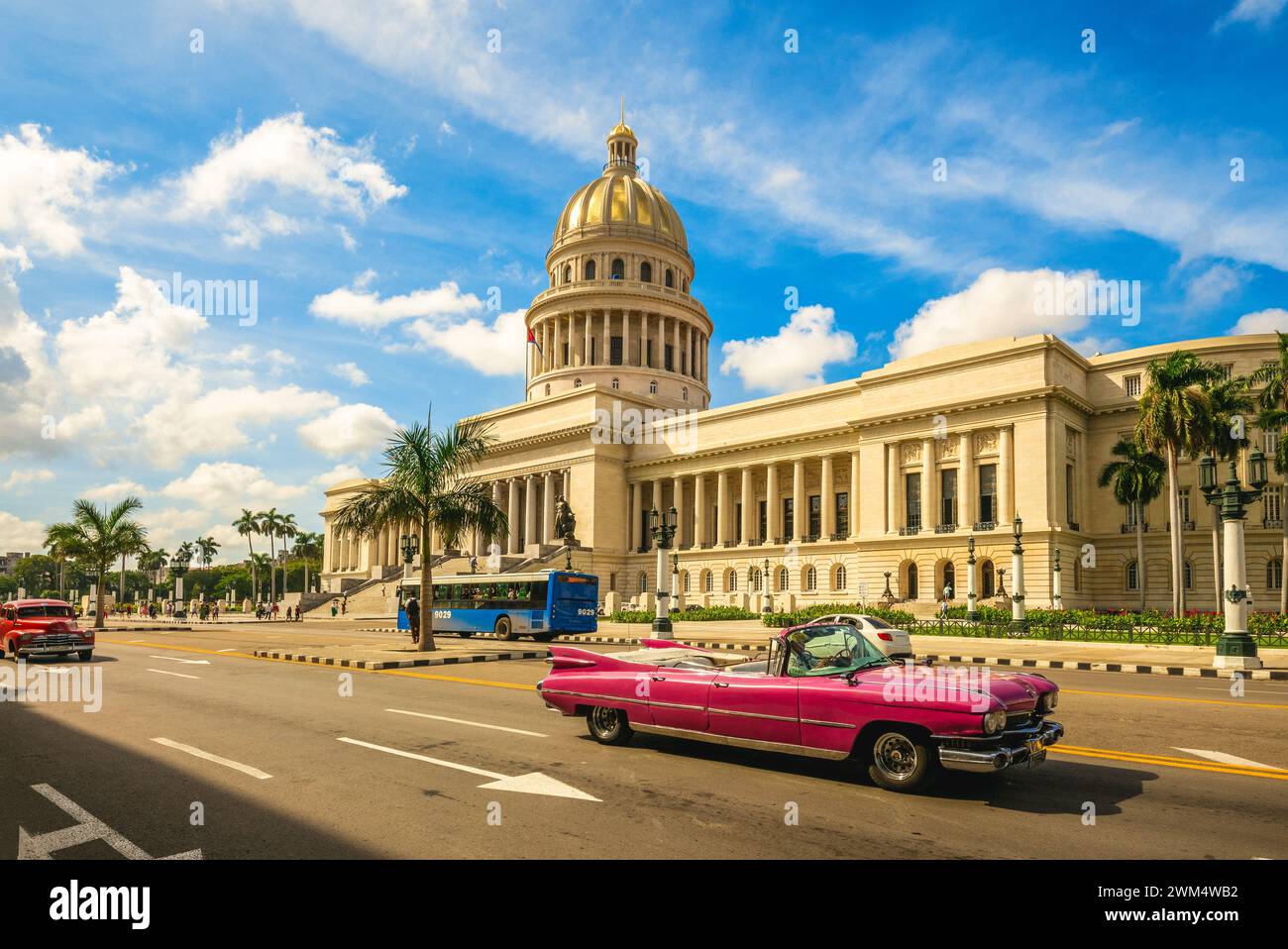 Campidoglio Nazionale e auto d'epoca a l'avana, cuba Foto Stock