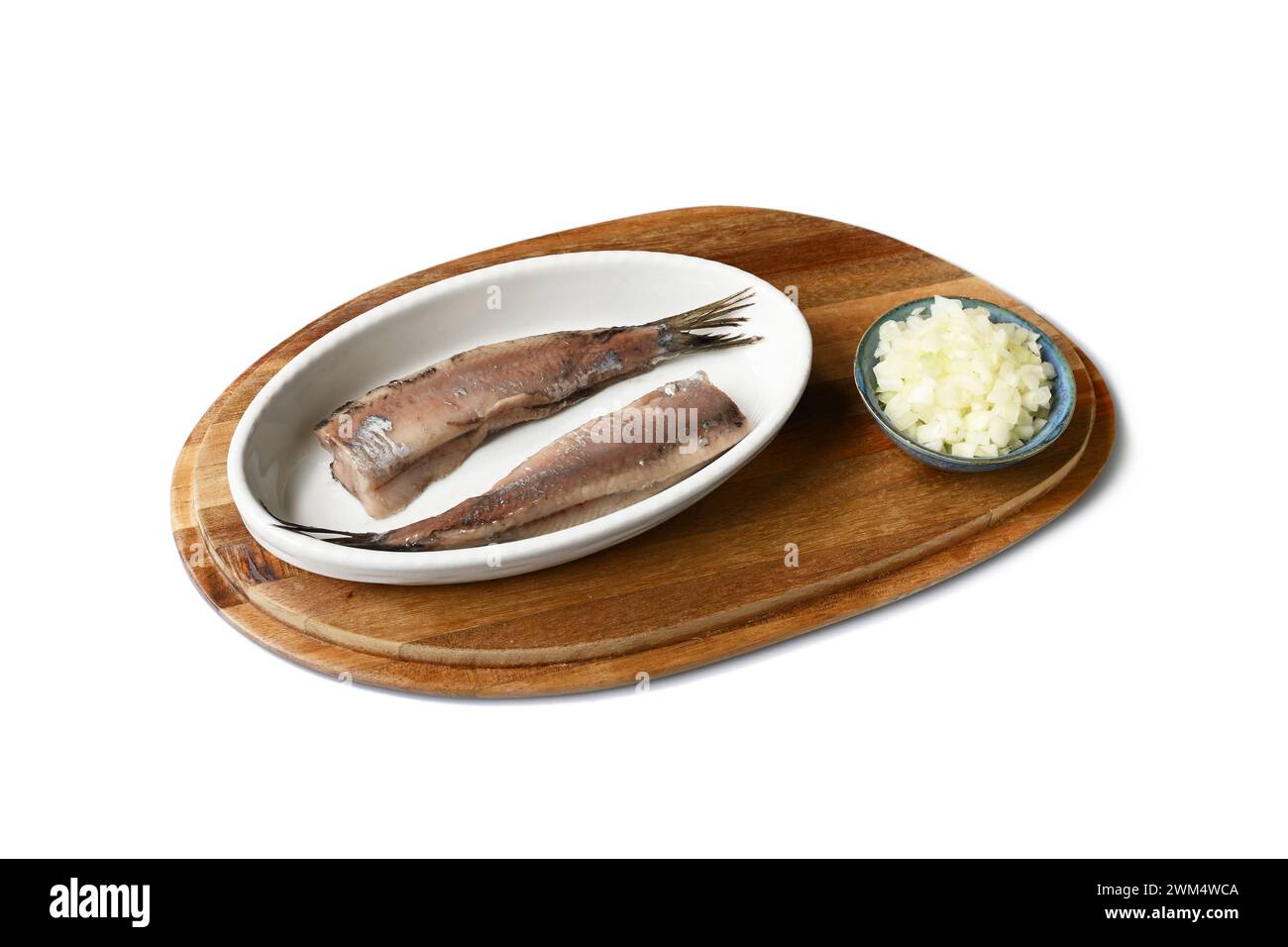 Aringhe sul piatto con cipolle tritate Foto Stock