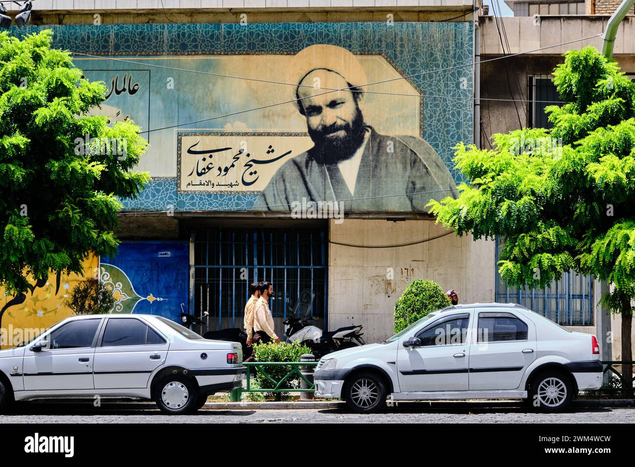 Teheran (Teheran), Iran, 06.24.2023: Street view and Life in iran, poster di imam. Foto Stock