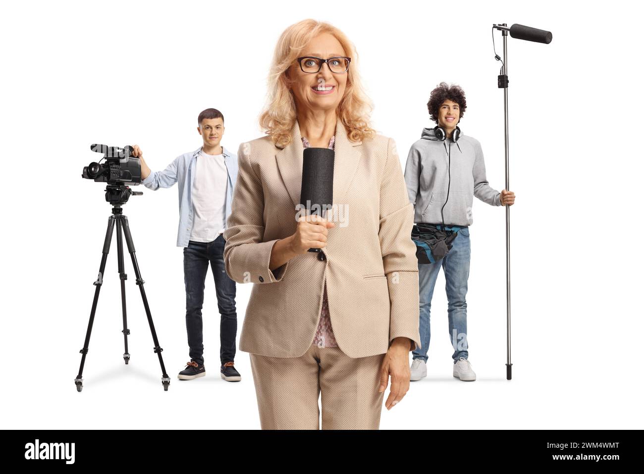 Reporter femminile con microfono e asta portamicrofono e operatori di telecamere con apparecchiatura di registrazione isolata su sfondo bianco Foto Stock