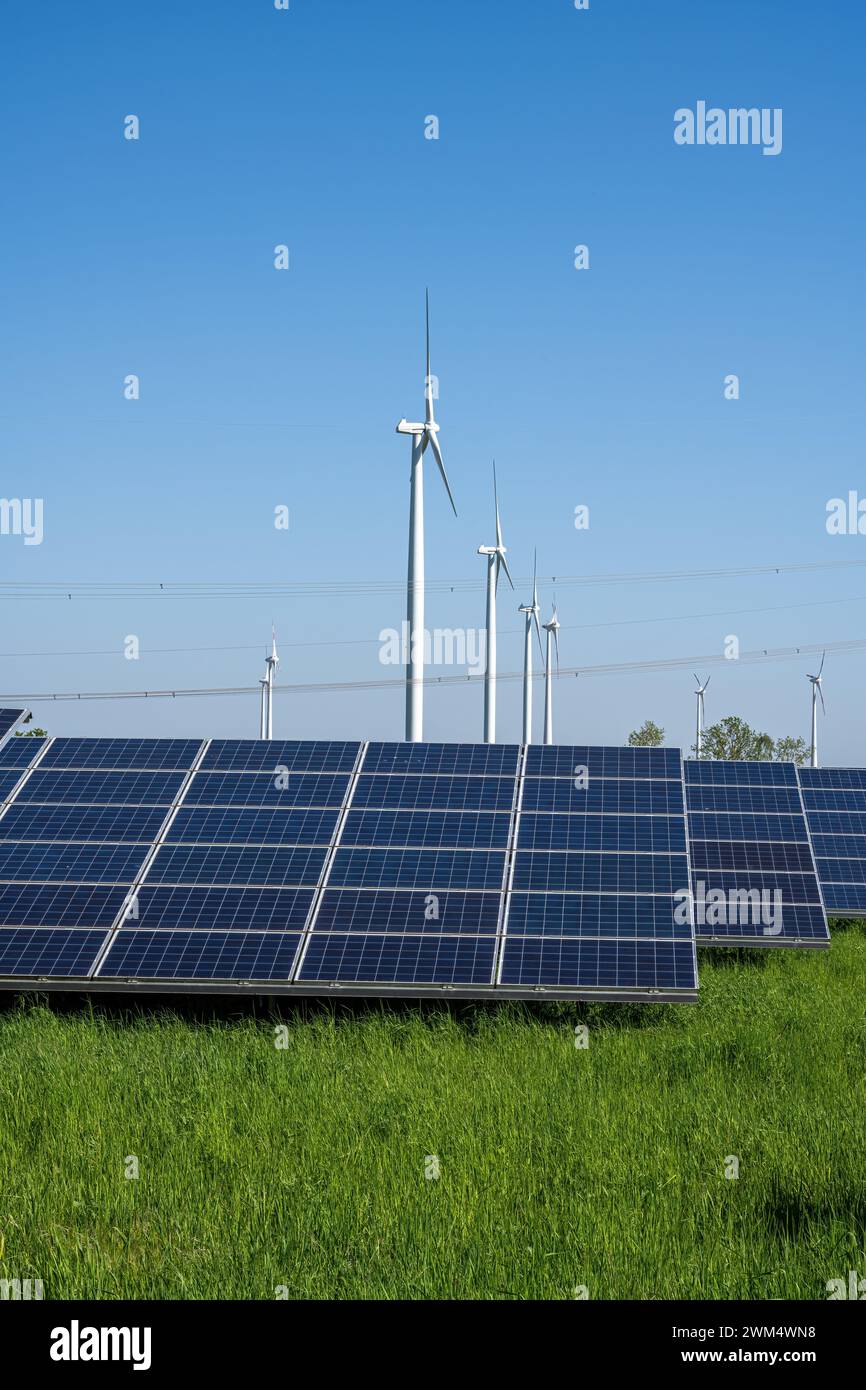 Turbine eoliche, pannelli solari e linee elettriche viste in Germania Foto Stock