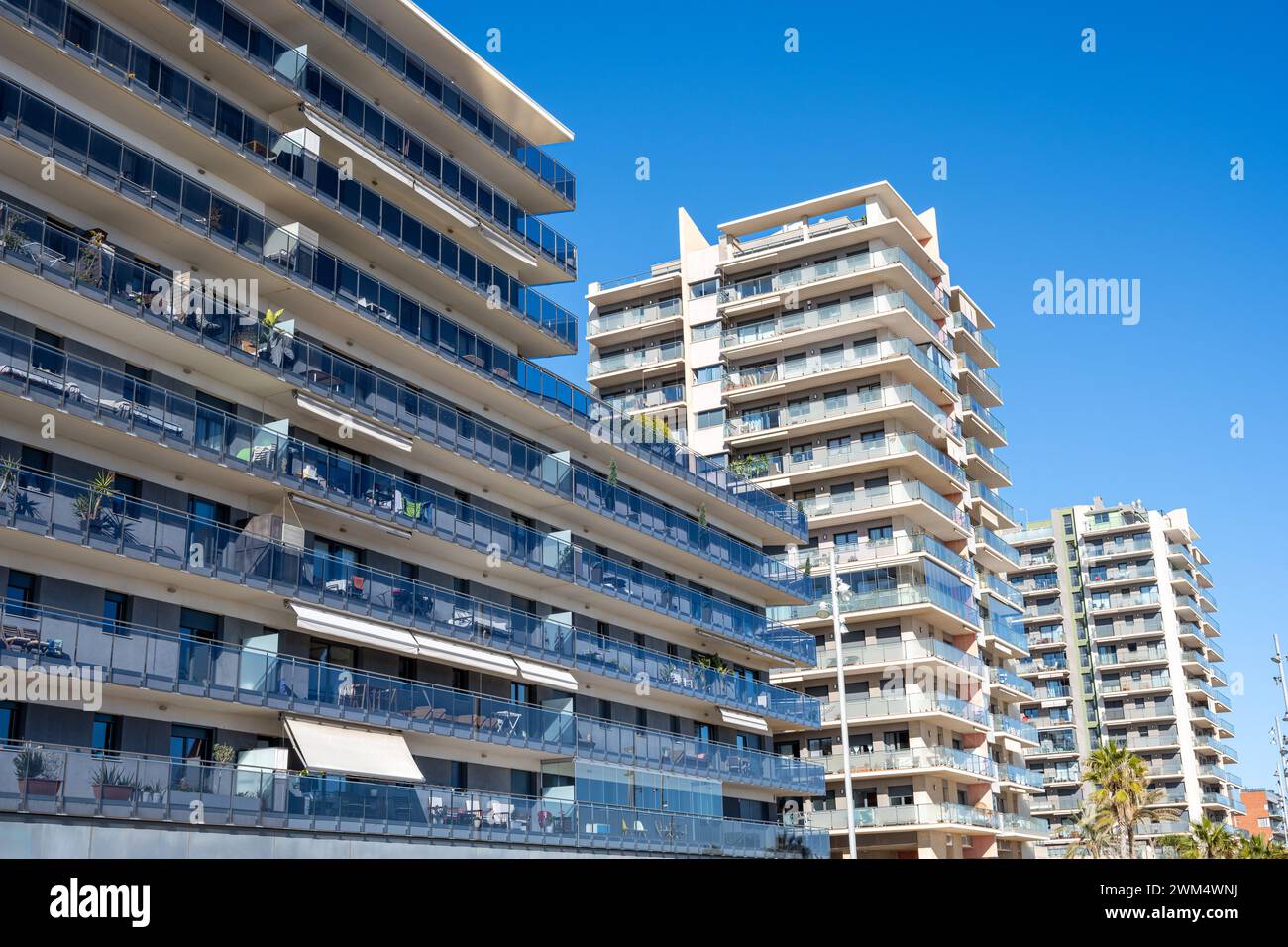 Moderni ed alti edifici di appartamenti visti a Badalona, Spagna Foto Stock