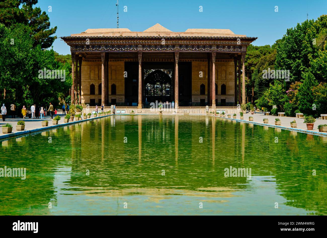 Isfahan, Iran, 06.30.2023: Chehel Sotoun, Reflection on the Pond facade Chehel Sotoun Foto Stock