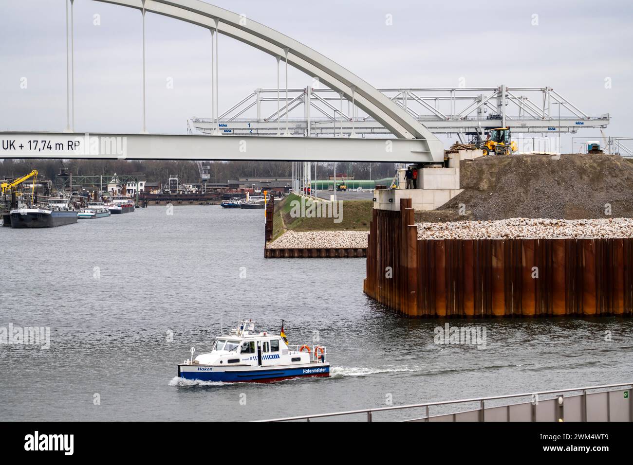 Il Duisburg Gateway Terminal, nuovo punto di trasbordo trimodale per container a Duisport, porto interno di Duisburg-Ruhrort, ancora in costruzione, S Foto Stock