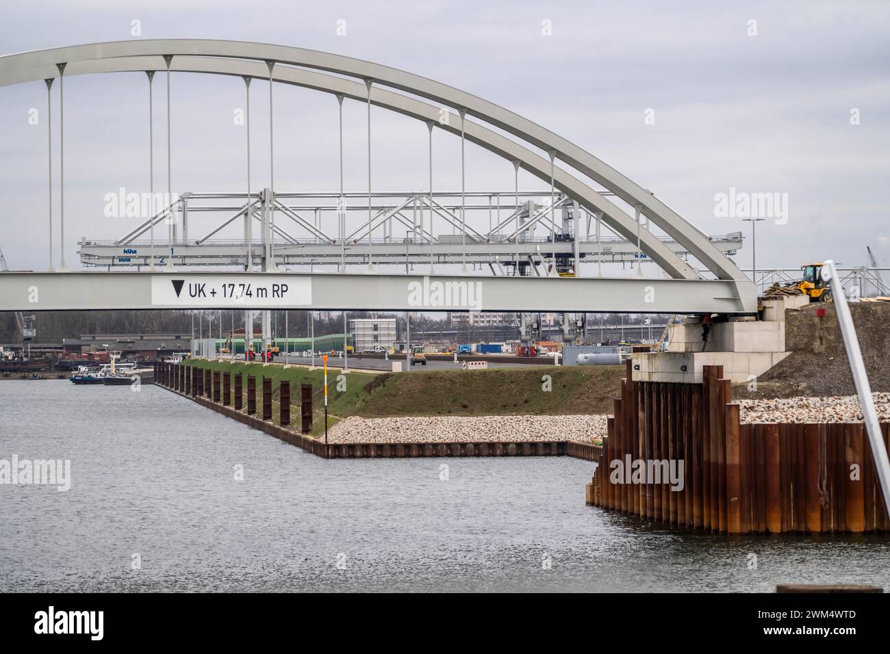 Il Duisburg Gateway Terminal, nuovo punto di trasbordo trimodale per container a Duisport, porto interno di Duisburg-Ruhrort, ancora in costruzione, S Foto Stock