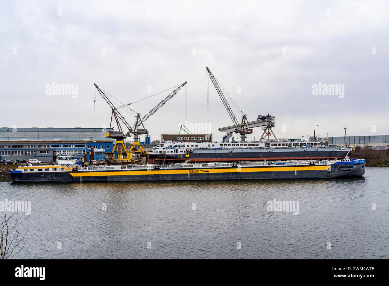 Duisport, porto interno di Duisburg-Ruhrort, nuovo cantiere navale di Ruhrort, sull'isola dei rottami, nuova costruzione, riparazione e manutenzione di navi della navigazione interna Foto Stock