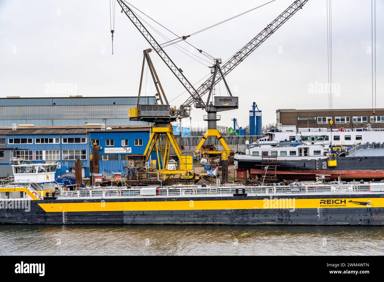 Duisport, porto interno di Duisburg-Ruhrort, nuovo cantiere navale di Ruhrort, sull'isola dei rottami, nuova costruzione, riparazione e manutenzione di navi della navigazione interna Foto Stock