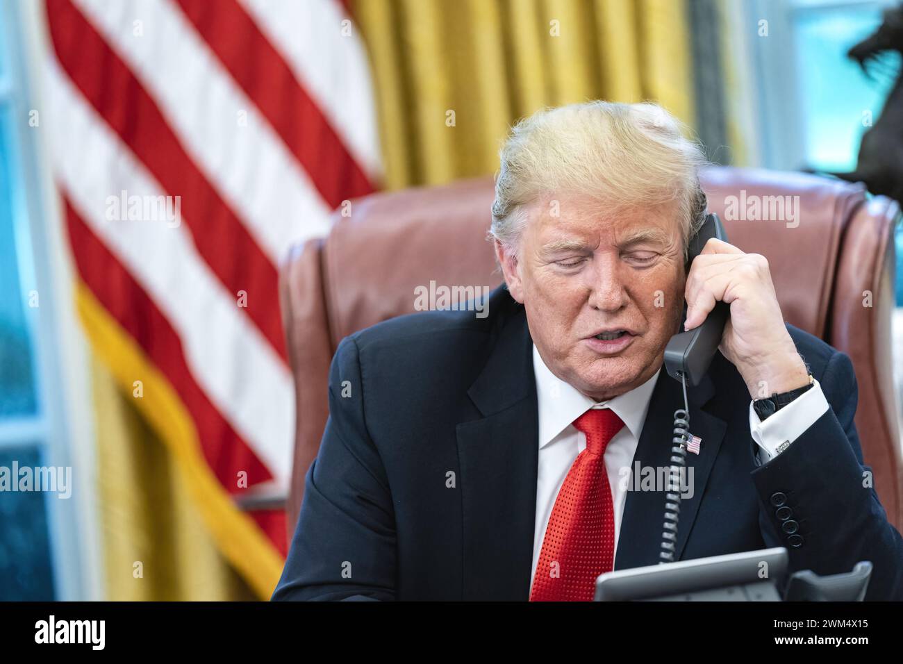 Washington DC, USA - 4 settembre 2019: Primo piano del presidente degli Stati Uniti Donald Trump nell'ufficio ovale della Casa Bianca, che parla al telefono Foto Stock