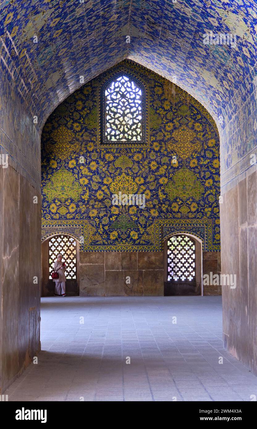 Isfahan, Iran, 06.30.2023: Moschea Shah di Isfahan. Splendidi dettagli a piastrelle e mosaico. Foto Stock
