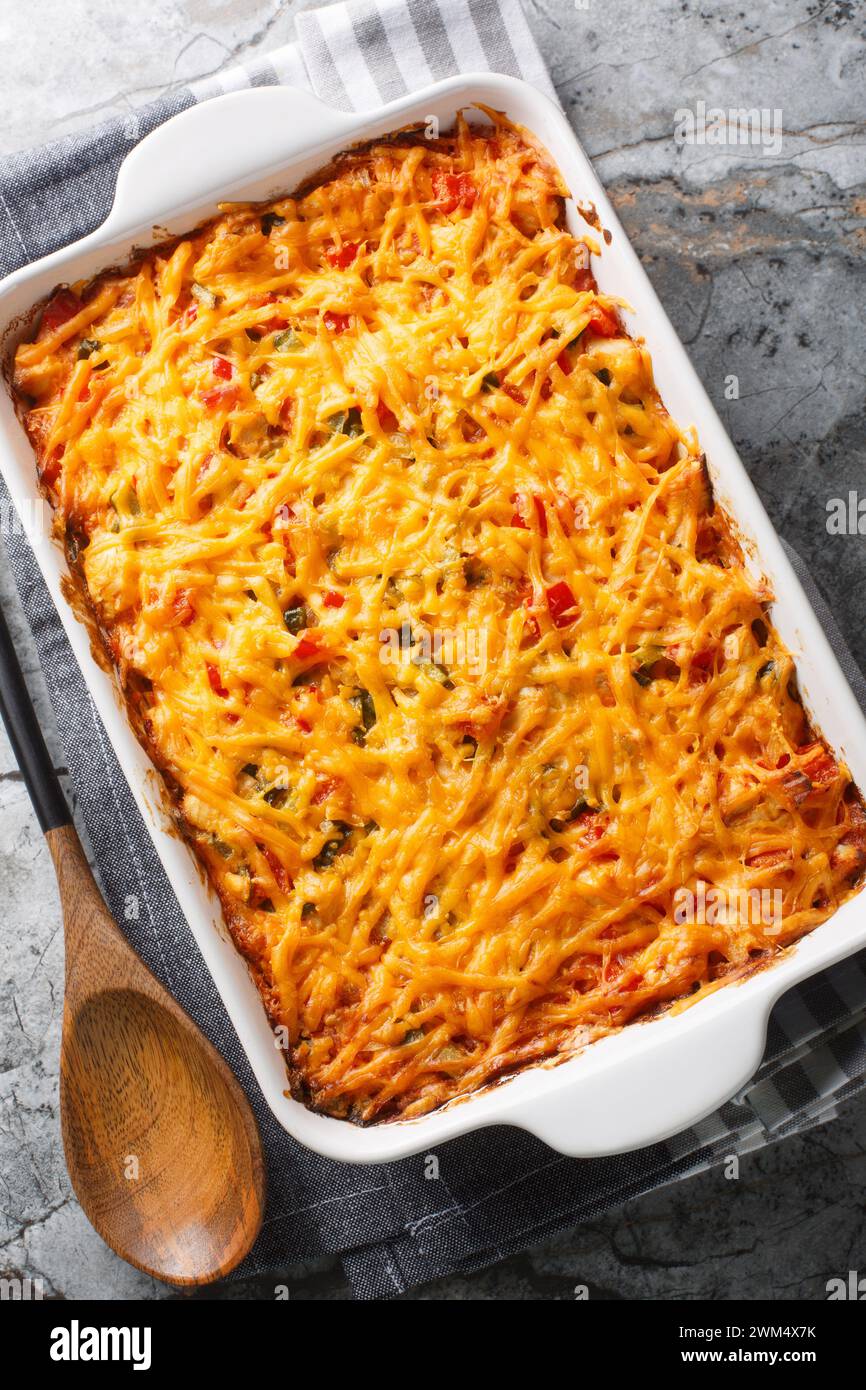 La casseruola di pollo King Ranch combina pollo succoso, peperoni colorati e tortillas in una salsa di formaggio frizzante e cremosa in un piatto da forno su un marmo Foto Stock