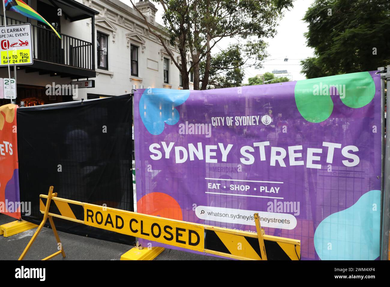 Sydney, Australia. 24 febbraio 2024. "Mangia, fai shopping, gioca a Darlinghurst sabato 24 febbraio dalle 11:00 alle 22:00. Sostieni gli affari locali, cena all'aperto e goditi musica dal vivo e intrattenimento su Stanley Street" crediti: Richard Milnes/Alamy Live News Foto Stock