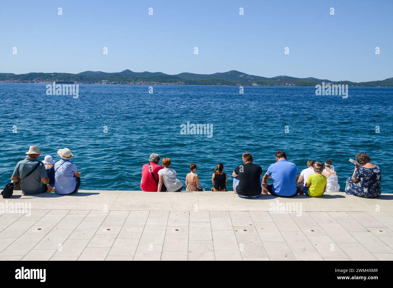 Gruppo di turisti in riva al mare. Gente in vacanza. Foto Stock