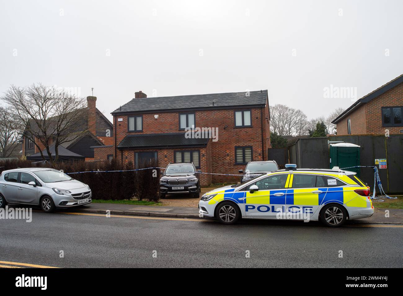 Beaconsfield, Buckinghamshire, Regno Unito. 24 febbraio 2024. La Major Crime Unit della polizia di Thames Valley ha avviato un'indagine per omicidio nella ricca cittadina pendolare di Beaconsfield, nel Buckinghamshire. Gli agenti sono stati chiamati ieri alle 6:20, a Seeleys Road a Beaconsfield, nel Buckinghamshire. Purtroppo una donna di quarant'anni è stata trovata gravemente ferita e dichiarata morta sulla scena. I suoi parenti più prossimi sono stati informati e sono supportati da ufficiali appositamente addestrati. Un uomo di 39 anni di Beaconsfield e' stato arrestato con l'accusa di omicidio e rimane sotto custodia della polizia. Pol Foto Stock