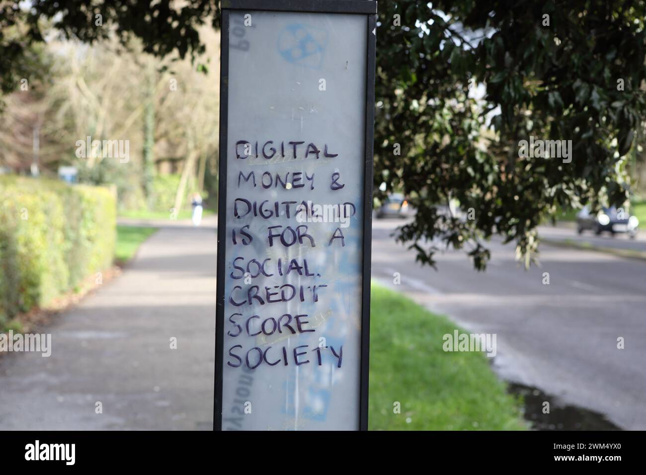 Graffiti su una fermata dell'autobus "Digital Money and Digital ID is for a social credit score Society" Foto Stock
