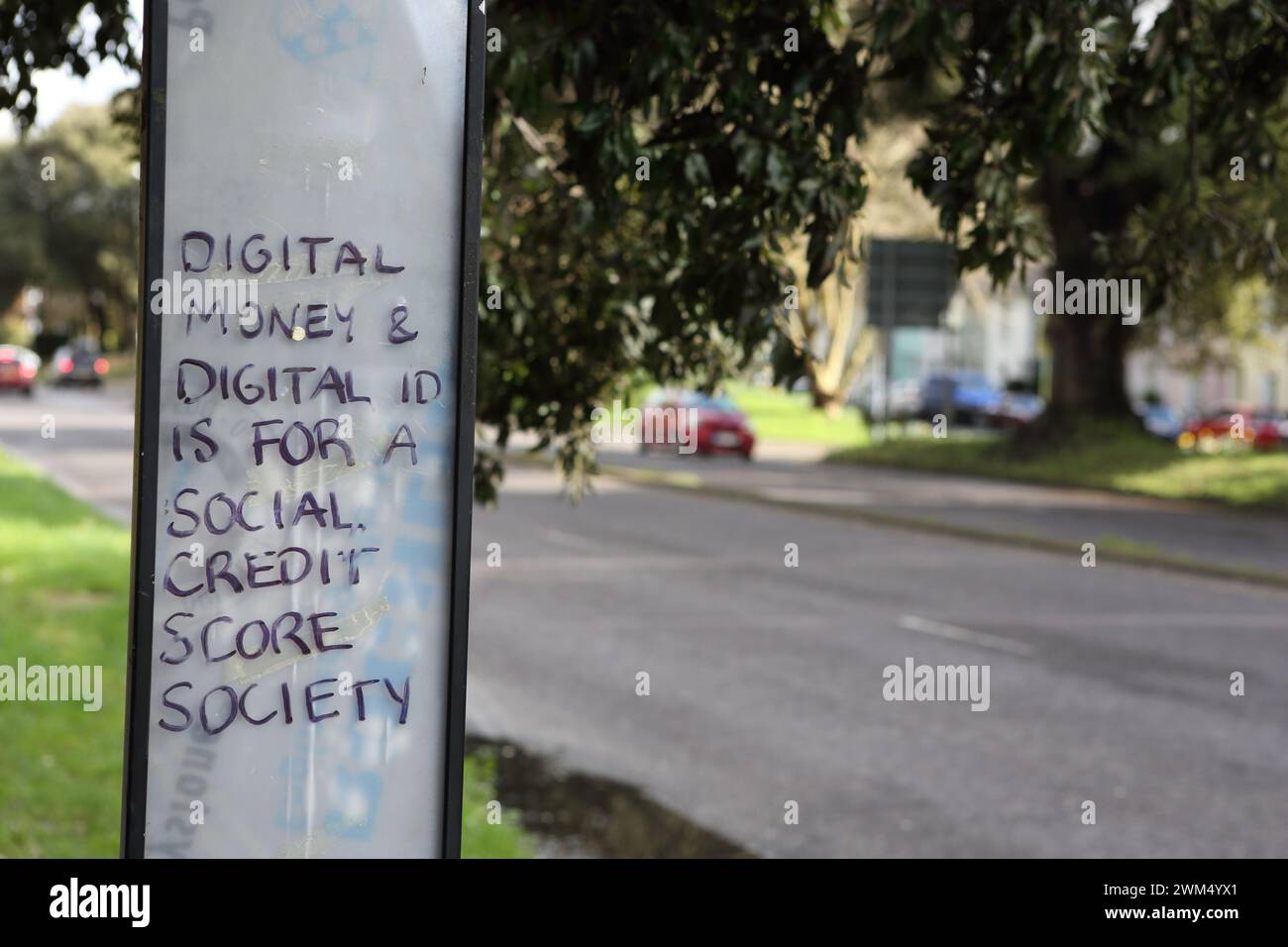 Graffiti su una fermata dell'autobus "Digital Money and Digital ID is for a social credit score Society" Foto Stock