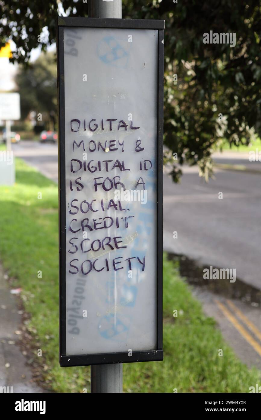 Graffiti su una fermata dell'autobus "Digital Money and Digital ID is for a social credit score Society" Foto Stock
